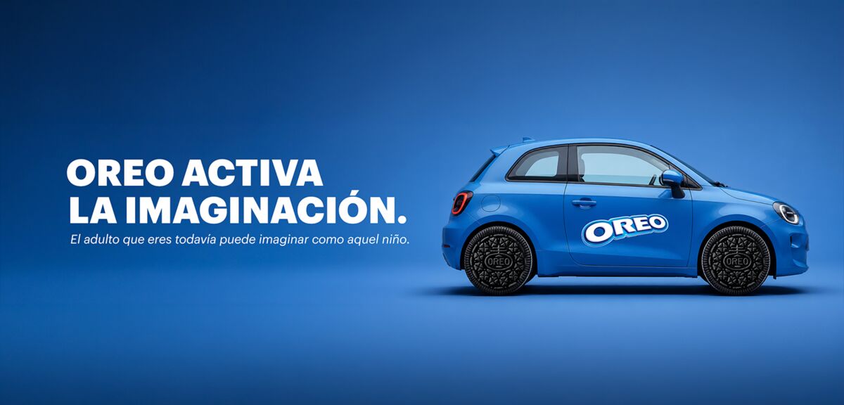 Publicidad-carro-oreo-azul-con-neumaticos-de-galleta-oreo-landscape-horizontal-panoramica